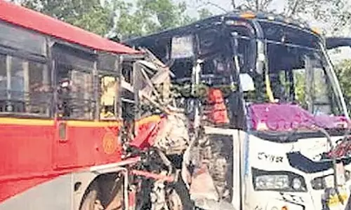 Karnataka : उत्तर कन्नड़ में सिरसी के पास बसों की टक्कर में 40 घायल, ट्रैफिक जाम Karnataka : उत्तर कन्नड़ में सिरसी के पास बसों की टक्कर में 40 घायल, ट्रैफिक जाम