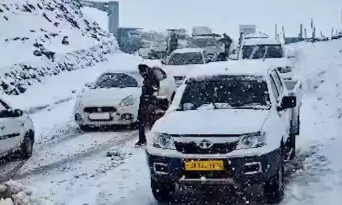 Bandipora बर्फबारी से गुरेज रोड बंद; 38 गाड़ियां बचाई गईं