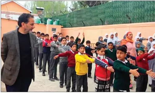 SEK के डायरेक्टर ने Srinagar के कई स्कूलों का सरप्राइज विजिट किया SEK के डायरेक्टर ने Srinagar के कई स्कूलों का सरप्राइज विजिट किया