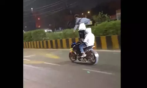 LIVE वीडियो! लोगों की जिंदगी से खिलवाड़...चलती बाइक पर खड़े हो गया युवक LIVE वीडियो! लोगों की जिंदगी से खिलवाड़...चलती बाइक पर खड़े हो गया युवक