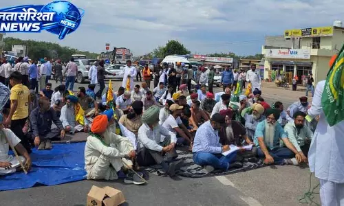 Himachal एंट्री टैक्स के विरोध में पंजाब ट्रकों ने चंडीगढ़-मनाली मार्ग जाम किया