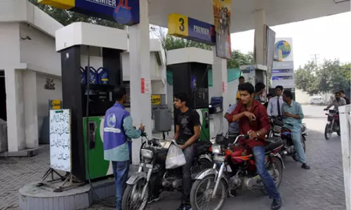 पाकिस्तान में ईंधन की बढ़ी कीमतों से मचा कोहराम, विपक्ष ने कहा इस्तीफा दे शरीफ सरकार
