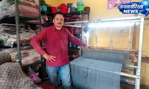 Palampur: शॉल बुनाई में पारंपरिक हुनर का जादू Palampur: शॉल बुनाई में पारंपरिक हुनर का जादू