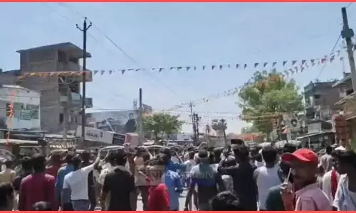 पुलिस हिरासत में युवक की मौत, नाराज लोगों ने किया थाने का घेराव पुलिस हिरासत में युवक की मौत, नाराज लोगों ने किया थाने का घेराव