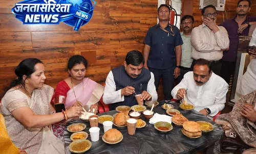MP : CM ने वाराणसी में चखा स्ट्रीट फ़ूड का स्वाद, श्री राम भंडार पहुंचे MP : CM ने वाराणसी में चखा स्ट्रीट फ़ूड का स्वाद, श्री राम भंडार पहुंचे