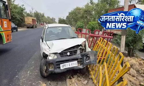 मगहर हाईवे पर ट्रेलर से कार टकराने से पिता-पुत्र बाल-बाल बचे