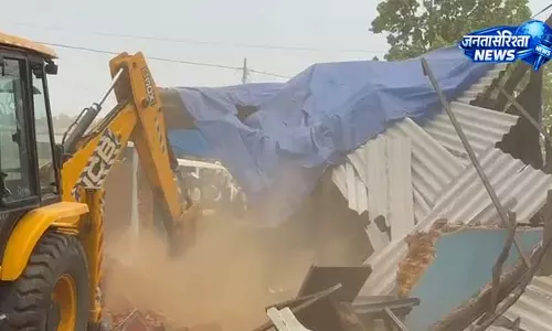 बिना नोटिस चलाया बुलडोजर, वन विभाग पर आरोप बिना नोटिस चलाया बुलडोजर, वन विभाग पर आरोप