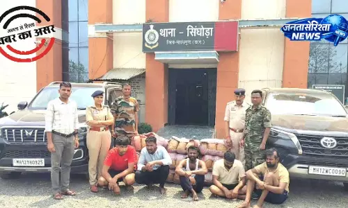 फार्चुनर समेत 2 कार से डेढ़ करोड़ का गांजा जब्त, 5 तस्कर अरेस्ट फार्चुनर समेत 2 कार से डेढ़ करोड़ का गांजा जब्त, 5 तस्कर अरेस्ट