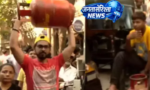 मुंबई के चेंबूर में LPG सिलेंडर की भारी कमी, लोगों ने सुबह से लाइन में लगाई प्रतीक्षा मुंबई के चेंबूर में LPG सिलेंडर की भारी कमी, लोगों ने सुबह से लाइन में लगाई प्रतीक्षा