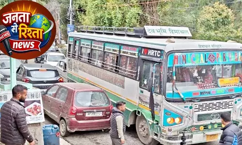 ट्रैफिक जाम में फंस गया बंजार ट्रैफिक जाम में फंस गया बंजार
