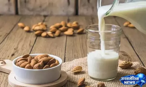 धूप में ठंडा बादाम milk पीना चाहते हैं? लेकिन इसे घर पर बनाएं! धूप में ठंडा बादाम milk पीना चाहते हैं? लेकिन इसे घर पर बनाएं!