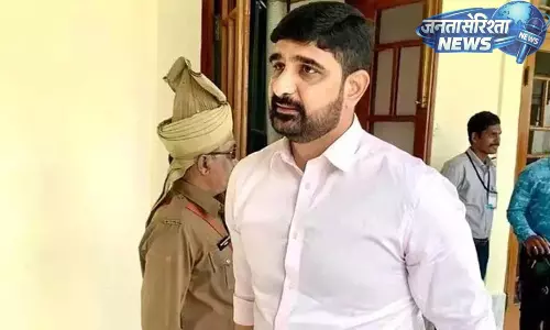 Telangana: BRS MLA कौशिक रेड्डी सीआईडी के सामने पेश हुए Telangana: BRS MLA कौशिक रेड्डी सीआईडी के सामने पेश हुए