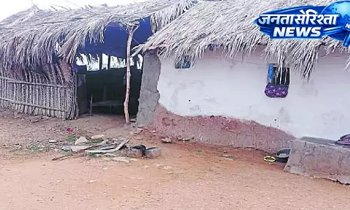 Karnataka : झोपड़ी में रहने वाला मरक्का परिवार पंचायत से घर बनाने की मदद की मांग कर रहा Karnataka : झोपड़ी में रहने वाला मरक्का परिवार पंचायत से घर बनाने की मदद की मांग कर रहा