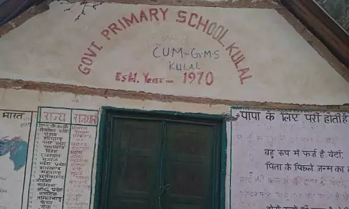 Himachal: पांगी स्कूल में केवल एक शिक्षक, बच्चों की पढ़ाई जारी Himachal: पांगी स्कूल में केवल एक शिक्षक, बच्चों की पढ़ाई जारी
