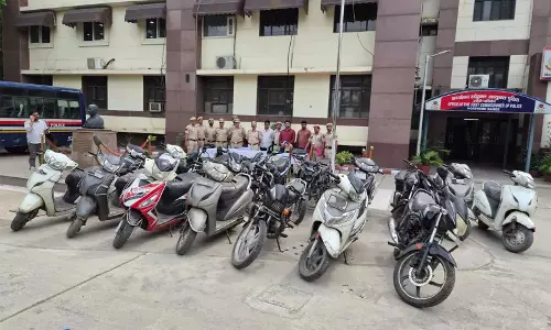 Delhi के रोहिणी में दो वाहन चोर गिरफ्तार, 18 चोरी के दोपहिया वाहन बरामद