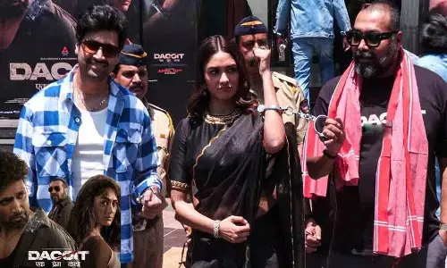मृणाल ठाकुर ने Dacoit ट्रेलर लॉन्च पर हथकड़ी पहनकर चौंकाने वाली एंट्री की