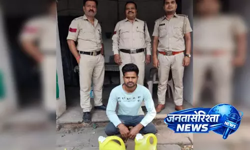 10 लीटर अवैध महुआ शराब जब्त, आरोपी गिरफ्तार 10 लीटर अवैध महुआ शराब जब्त, आरोपी गिरफ्तार
