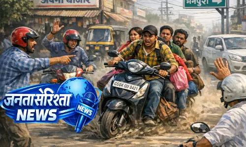लापरवाह स्कूटर चालक का कहर, चार सवारी बैठाकर दौड़ाया वाहन लापरवाह स्कूटर चालक का कहर, चार सवारी बैठाकर दौड़ाया वाहन