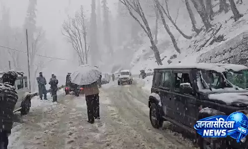 Snowfall: घाटी बर्फ की चादर में लिपटी, ताज़ा बर्फबारी से बढ़ी सैलानियों की रौनक Snowfall: घाटी बर्फ की चादर में लिपटी, ताज़ा बर्फबारी से बढ़ी सैलानियों की रौनक