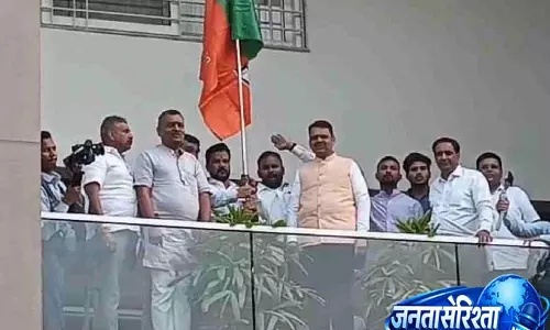 BJP युवा मोर्चा ने सीएम देवेंद्र फडणवीस के घर पर पार्टी का झंडा फहराया BJP युवा मोर्चा ने सीएम देवेंद्र फडणवीस के घर पर पार्टी का झंडा फहराया