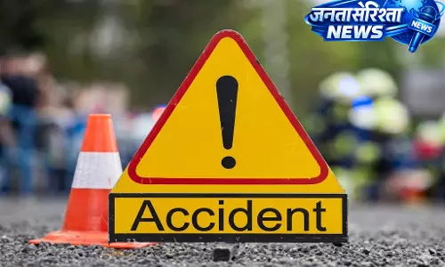 Accident: तीर्थयात्रा से लौटते वक़्त परिवार की कार खाई में गिरी Accident: तीर्थयात्रा से लौटते वक़्त परिवार की कार खाई में गिरी