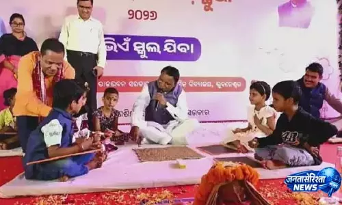 CM मोहन माझी ने छात्रों के शैक्षणिक वर्ष की शुरुआत पर खादी छुअन किया प्रदर्शन