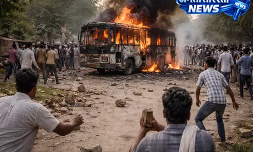 तेज रफ्तार बस ने मोटरसाइकिल सवार को मारा, भीड़ ने बस में लगाई आग