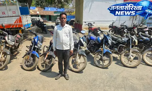 ग्रामीणों को प्रताड़ित करने वाले आरोपी के कब्जे से 8 मोटरसाइकिल और रजिस्टर जब्त