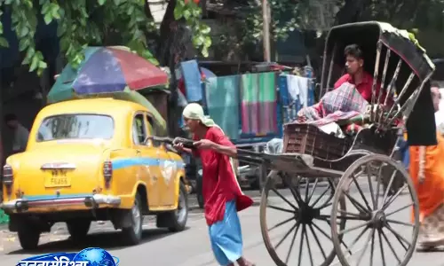 Kolkata में आखिरी हाथ खींचे रिक्शा चालक जीवन यापन में संघर्षरत