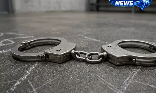 अमेरिका की बड़ी कार्रवाई: IRGC के पूर्व कमांडर की भतीजी गिरफ्तार अमेरिका की बड़ी कार्रवाई: IRGC के पूर्व कमांडर की भतीजी गिरफ्तार