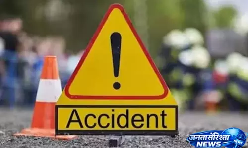 ब्रेक फेल से बड़ा हादसा, बसों की टक्कर में चालक फंसा ब्रेक फेल से बड़ा हादसा, बसों की टक्कर में चालक फंसा