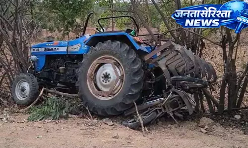 ट्रैक्टर की चपेट में आने से बाइक सवार की मौत, दो युवक गंभीर ट्रैक्टर की चपेट में आने से बाइक सवार की मौत, दो युवक गंभीर