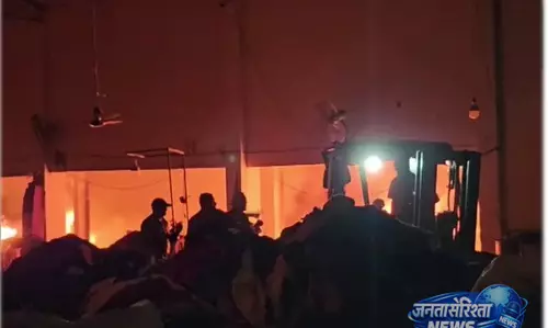 FIRE: टेक्सटाइल फैक्ट्री में भीषण आग