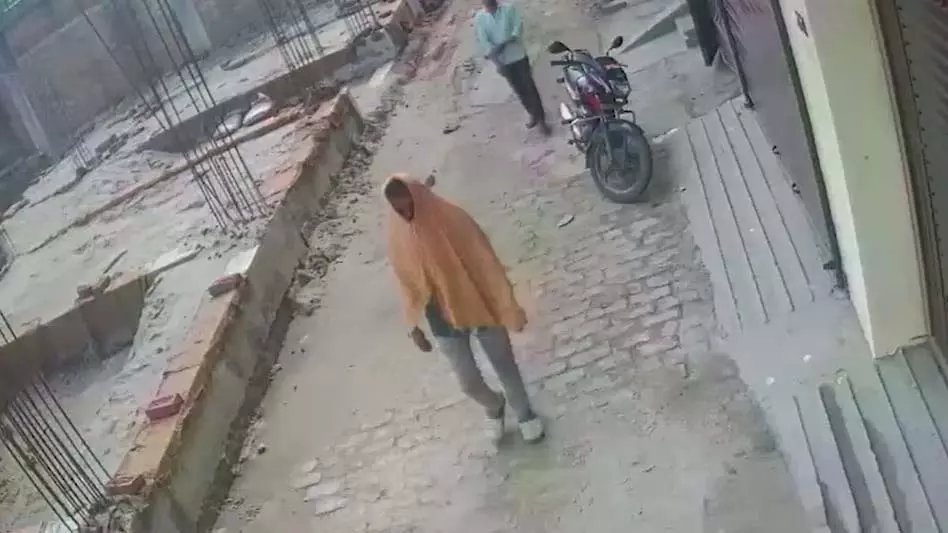 गैस सिलेंडर चोरी, बिंदास होकर घर में घुसा और उठा ले गया चोर गैस सिलेंडर चोरी, बिंदास होकर घर में घुसा और उठा ले गया चोर