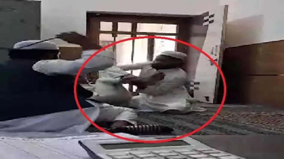 मदरसे के टीचर ने बच्चे को बेरहमी से पीटा, कार्रवाई की मांग मदरसे के टीचर ने बच्चे को बेरहमी से पीटा, कार्रवाई की मांग