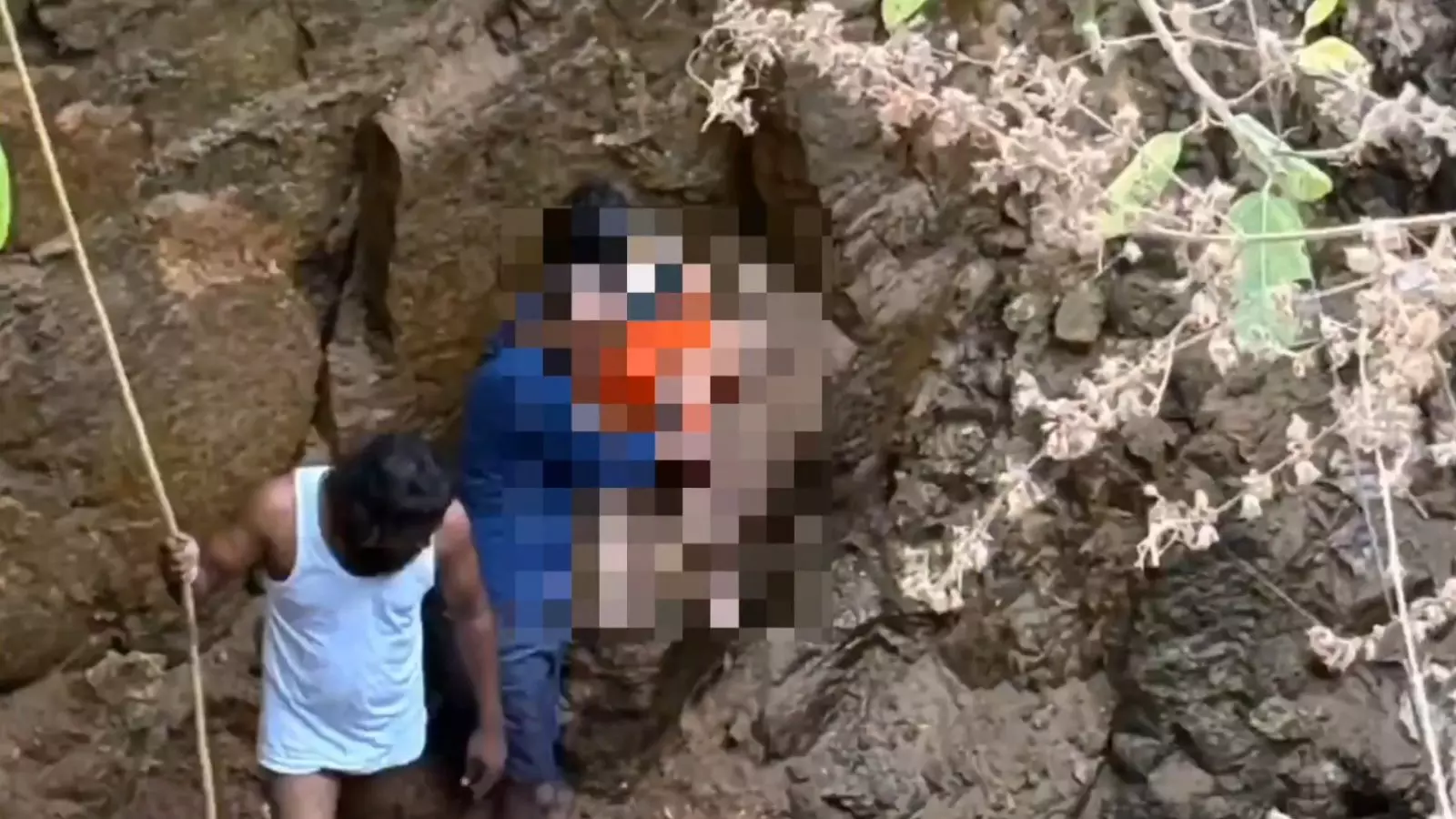 Telangana: करीमनगर में पिता ने जुड़वां बेटियों की हत्या, शव कुएं में मिले Telangana: करीमनगर में पिता ने जुड़वां बेटियों की हत्या, शव कुएं में मिले