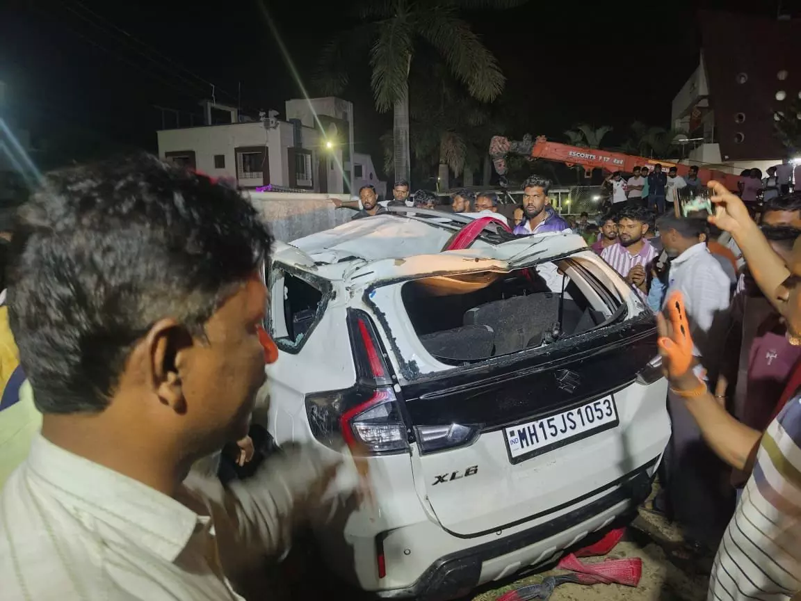 Dindori accident: कुएं में गिरी कार, एक ही परिवार के 9 लोगों की मौत, 7 छात्र शामिल Dindori accident: कुएं में गिरी कार, एक ही परिवार के 9 लोगों की मौत, 7 छात्र शामिल