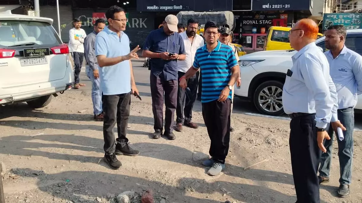 Indore : खराब सफाई पर कमिश्नर ने कड़ा एक्शन, अधिकारियों की सैलरी काटी Indore : खराब सफाई पर कमिश्नर ने कड़ा एक्शन, अधिकारियों की सैलरी काटी