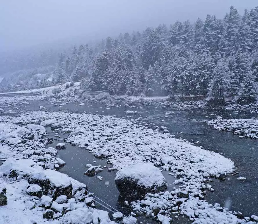 Kashmir के ऊंचाई वाले इलाकों में बर्फबारी, मैदानी इलाकों में बारिश Kashmir के ऊंचाई वाले इलाकों में बर्फबारी, मैदानी इलाकों में बारिश