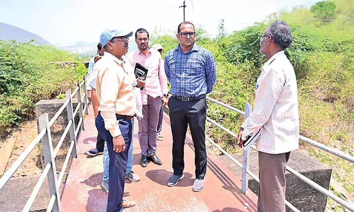 Andhra: कलेक्टर ने येलेरू जलाशय का निरीक्षण किया Andhra: कलेक्टर ने येलेरू जलाशय का निरीक्षण किया