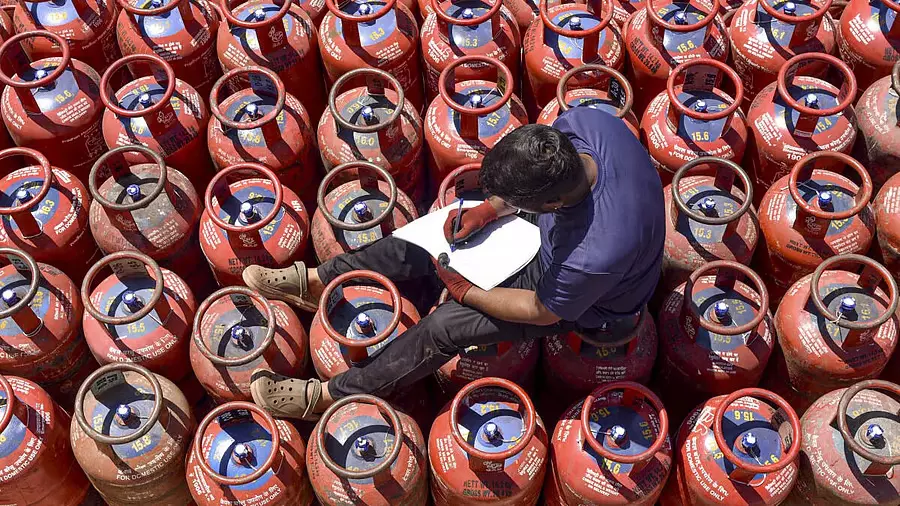 उत्तराखंड में कमर्शियल LPG सिलेंडर का कोटा बढ़ा, रोज़ाना 6,310 यूनिट वितरित होंगे उत्तराखंड में कमर्शियल LPG सिलेंडर का कोटा बढ़ा, रोज़ाना 6,310 यूनिट वितरित होंगे