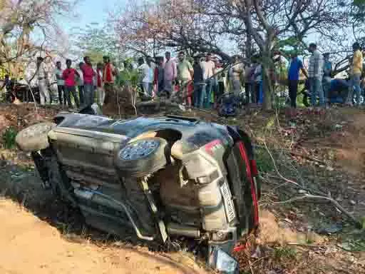 कार और बाइक में भीषण टक्कर, तीन की मौत, दो घायल कार और बाइक में भीषण टक्कर, तीन की मौत, दो घायल