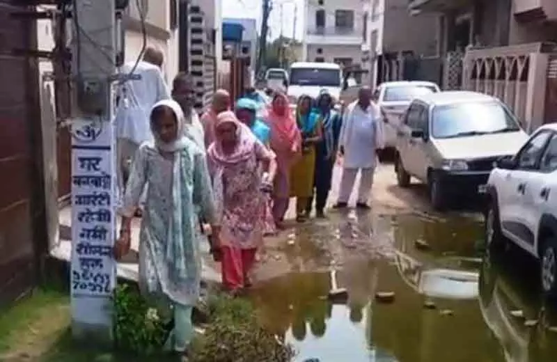Hisar आज़ाद नगर में सड़कों और ड्रेनेज सिस्टम की हालत पर हंगामा, प्रशासन से कार्रवाई की मांग Hisar आज़ाद नगर में सड़कों और ड्रेनेज सिस्टम की हालत पर हंगामा, प्रशासन से कार्रवाई की मांग