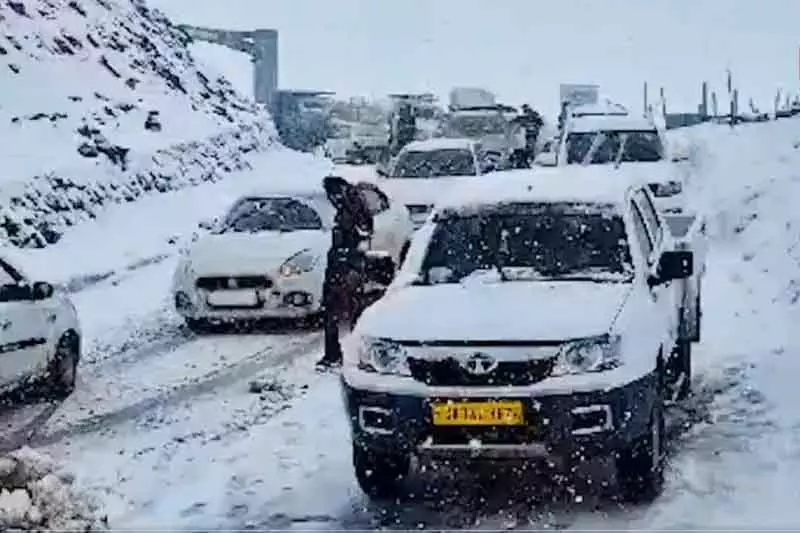 Bandipora बर्फबारी से गुरेज रोड बंद; 38 गाड़ियां बचाई गईं Bandipora बर्फबारी से गुरेज रोड बंद; 38 गाड़ियां बचाई गईं