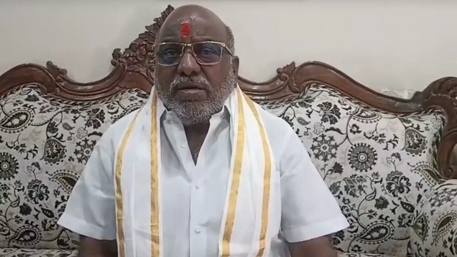 Hyderabad: खानपुर नगर निगम चुनाव से पहले पूर्व मंत्री जोगू रमन्ना घर में नजरबंद Hyderabad: खानपुर नगर निगम चुनाव से पहले पूर्व मंत्री जोगू रमन्ना घर में नजरबंद