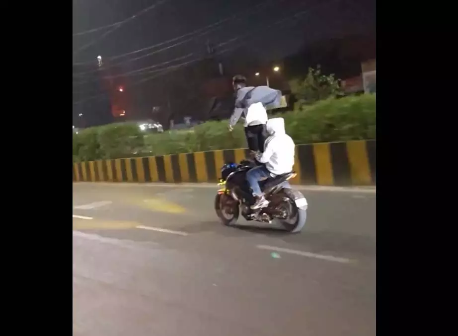 LIVE वीडियो! लोगों की जिंदगी से खिलवाड़...चलती बाइक पर खड़े हो गया युवक LIVE वीडियो! लोगों की जिंदगी से खिलवाड़...चलती बाइक पर खड़े हो गया युवक
