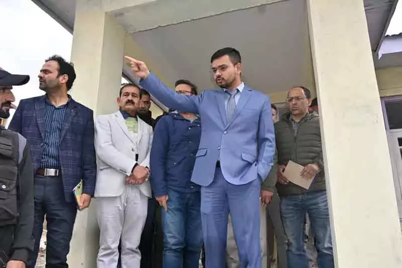 DC Kulgam ने तंगमर्ग EMRS का किया दौरा DC Kulgam ने तंगमर्ग EMRS का किया दौरा