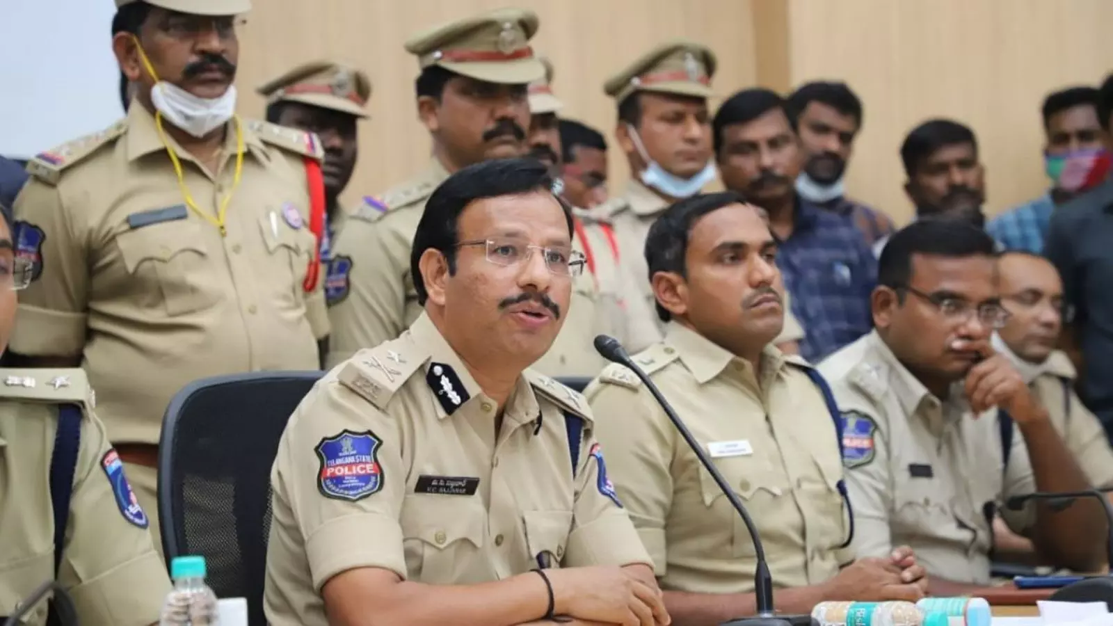 Hyderabad: साइबर क्रिमिनल्स ने WhatsApp के जरिए CEOs को निशाना बनाया, पुलिस ने अलर्ट जारी Hyderabad: साइबर क्रिमिनल्स ने WhatsApp के जरिए CEOs को निशाना बनाया, पुलिस ने अलर्ट जारी