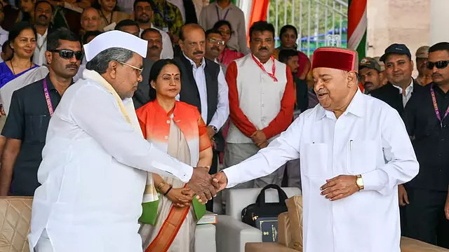 Karnataka : करावे का राज्यपाल पर वार, तीसरी भाषा मुद्दे पर बढ़ा विवाद Karnataka : करावे का राज्यपाल पर वार, तीसरी भाषा मुद्दे पर बढ़ा विवाद