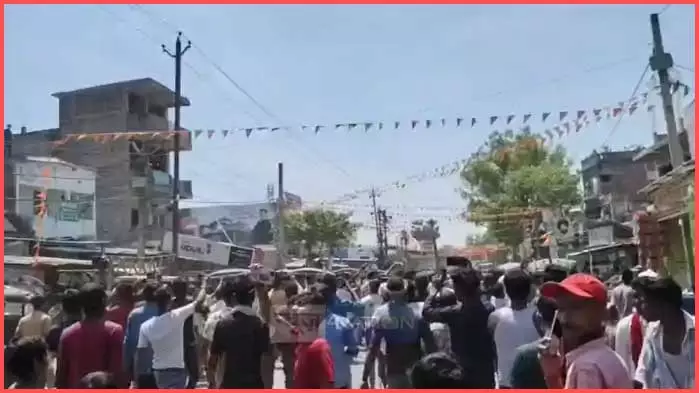 पुलिस हिरासत में युवक की मौत, नाराज लोगों ने किया थाने का घेराव पुलिस हिरासत में युवक की मौत, नाराज लोगों ने किया थाने का घेराव